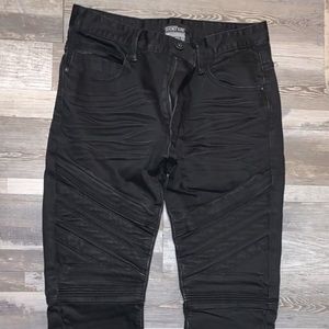 I’m selling A pair of black rise jeans 32/30 size they are brand new